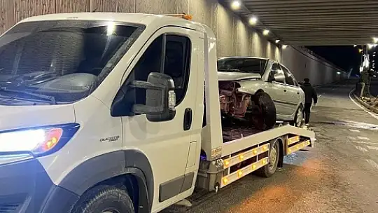 Elazığ'da otomobil alt geçitte refüje çarptı