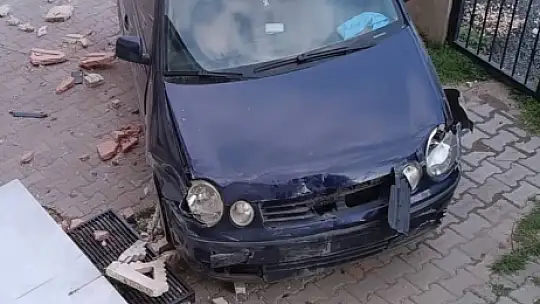 Elazığ'da otomobil apartman bahçesine daldı