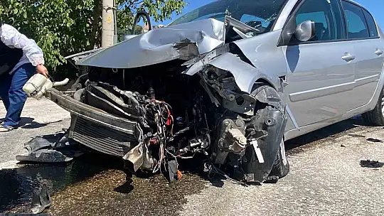 Elazığ'da otomobil aydınlatma direğine çarptı: 1 yaralı