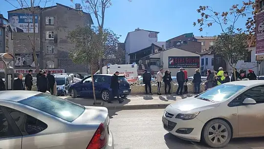 Elazığ'da otomobil duvara çarptı: 2 yaralı