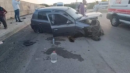 Elazığ'da otomobil duvara çarptı: 2 yaralı