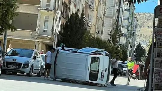 Elazığ'da otomobil ile çarpışan hafif ticari araç yan yattı: 1 yaralı