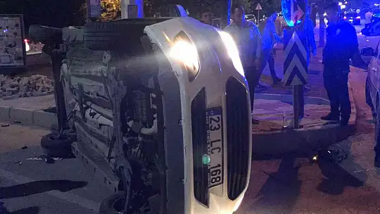 Elazığ'da otomobil ile hafif ticari araç çarpıştı: 3 yaralı