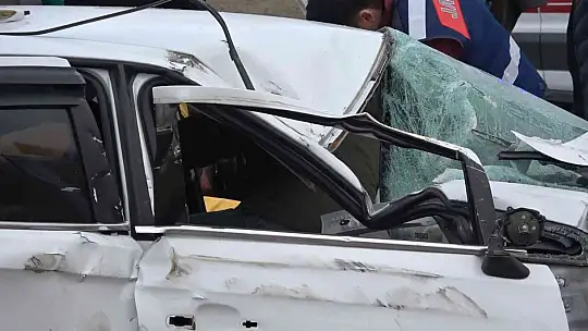 Elazığ'da otomobil kamyona çarptı: 2 yaralı