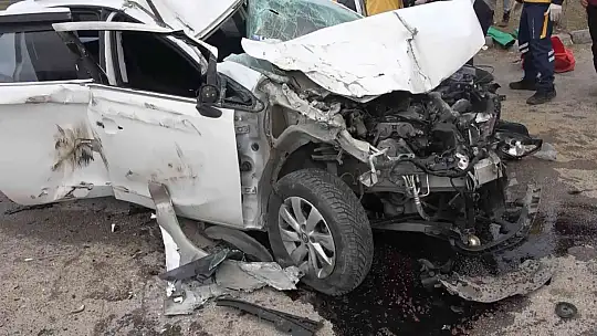 Elazığ'da otomobil kamyona çarptı: 2 yaralı