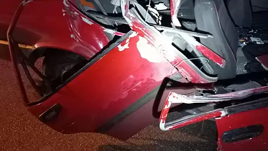 Elazığ'da otomobil park halindeki tırın altına girdi: 1 yaralı