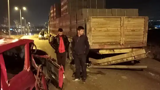 Elazığ'da otomobil park halindeki tırın altına girdi: 1 yaralı