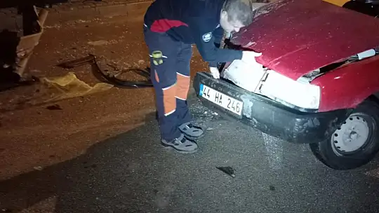 Elazığ'da otomobil park halindeki tırın altına girdi: 1 yaralı