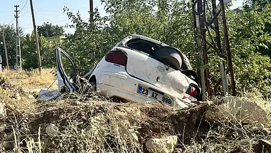 Elazığ'da otomobil şarampole uçtu: 2 yaralı