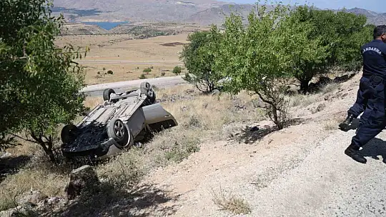 Elazığ'da otomobil şarampole yuvarlandı: 4 yaralandı