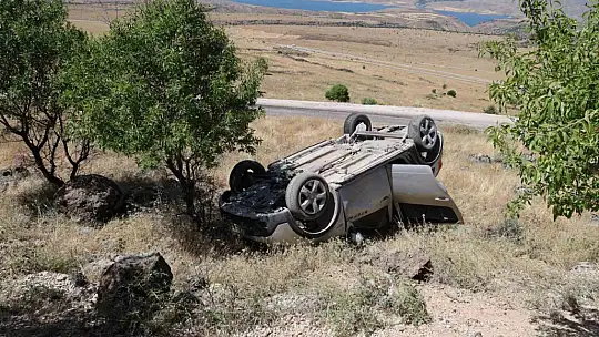 Elazığ'da otomobil şarampole yuvarlandı: 4 yaralandı