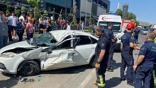 Elazığ'da otomobil tıra çarptı: 3 yaralı