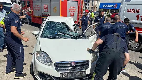 Elazığ'da otomobil tıra çarptı: 3 yaralı