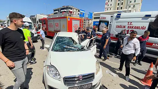 Elazığ'da otomobil tıra çarptı: 3 yaralı