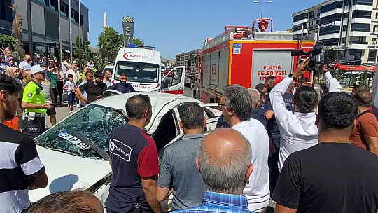 Elazığ'da otomobil tıra çarptı: 3 yaralı
