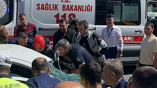 Elazığ'da otomobil tıra çarptı: 3 yaralı