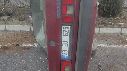 Elazığ'da otomobil yan yattı: 4 yaralı