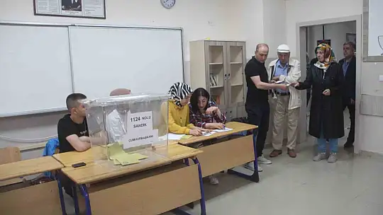 Elazığ'da oy kullanma işlemleri başladı