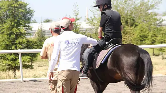 Elazığ'da özel bireyler, önce atlara bindi ardından doyasıya eğlendi