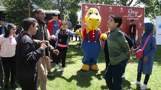 Elazığ'da özel bireyler, önce atlara bindi ardından doyasıya eğlendi