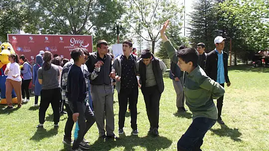 Elazığ'da özel bireyler, önce atlara bindi ardından doyasıya eğlendi