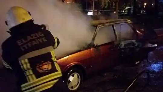 Elazığ'da park halindeki otomobil yandı: Araçtaki şahsı itfaiye kurtardı