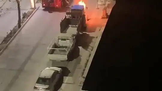 Elazığ'da park halindeyken alev alan traktörü itfaiye ekipleri söndürdü