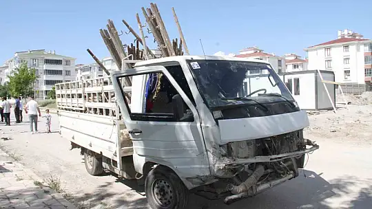 Elazığ'da pikap ile otomobil çarpıştı: 4 yaralı
