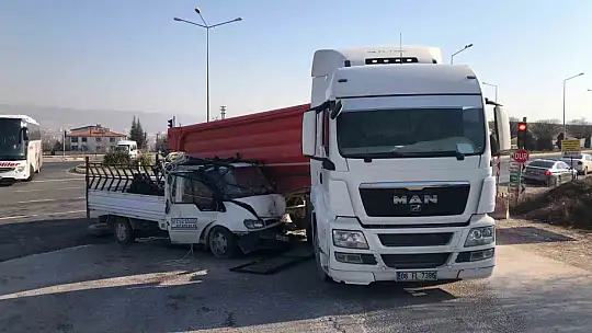 Elazığ'da pikap kamyonun altına girdi: 3 yaralı