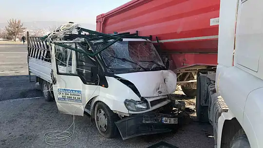 Elazığ'da pikap kamyonun altına girdi: 3 yaralı