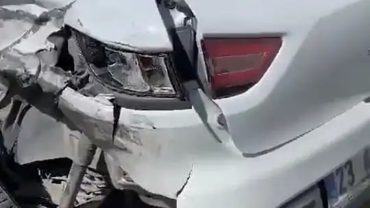 Elazığ'da pikap park halindeki 3 araca çarptı: 1 yaralı