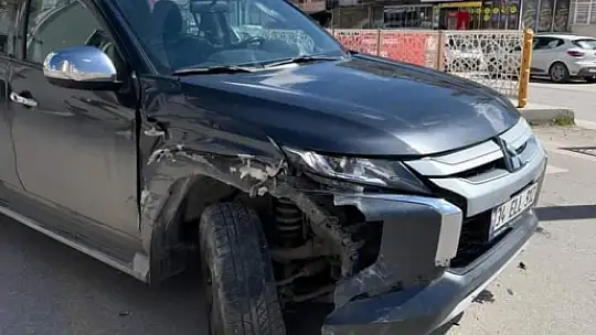 Elazığ'da pikap park halindeki 3 araca çarptı: 1 yaralı