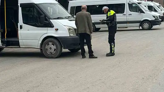 Elazığ'da polis ekipleri okul önlerinde kuş uçurtmuyor