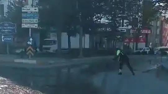 Elazığ'da polisler örnek davranışları ile gönülleri fethetti