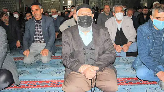 Elazığ'da Ramazan ayının ilk cuma namazında camiler doldu