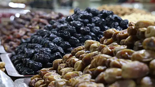 Elazığ'da Ramazan'ın vazgeçilmezi hurma tezgahlardaki yerini aldı