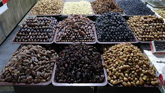 Elazığ'da Ramazan'ın vazgeçilmezi hurma tezgahlardaki yerini aldı