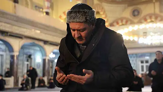 Elazığ'da Regaip Kandili'nde camiler doldu