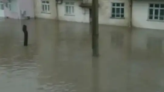 Elazığ'da sağanak, binalar su altında kaldı