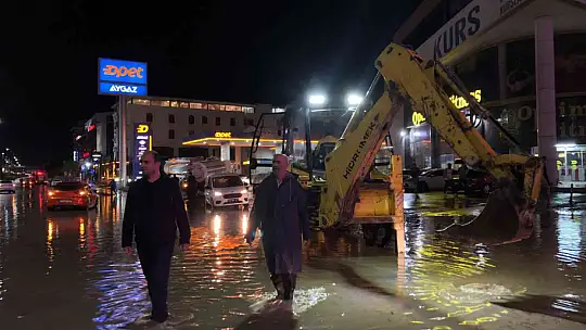 Elazığ'da sağanak biranda bastırdı, onlarca araç yolda kaldı