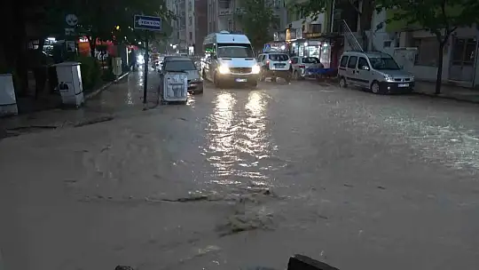 Elazığ'da sağanak etkili oldu, yollar göle döndü