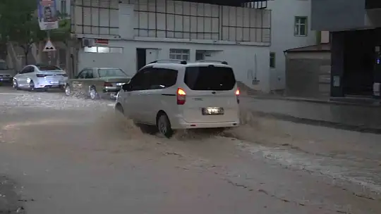 Elazığ'da sağanak etkili oldu, yollar göle döndü