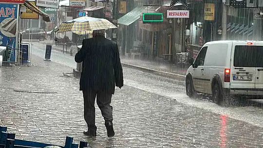 Elazığ'da sağanak etkili oldu, caddeler dereye döndü