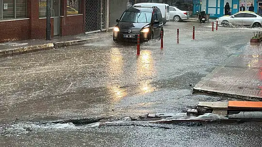 Elazığ'da sağanak etkili oldu, caddeler dereye döndü
