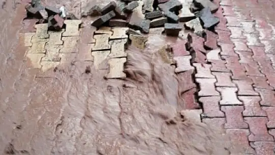 Elazığ'da sağanak sonrası iş yerlerini su bastı, yollar zarar gördü