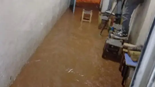 Elazığ'da sağanak sonrası iş yerlerini su bastı, yollar zarar gördü