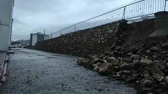 Elazığ'da sağanak sonrası istinat duvarı çöktü