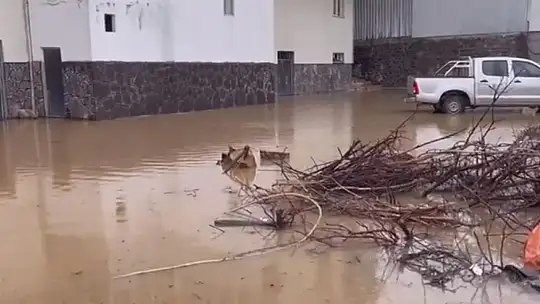 Elazığ'da sağanak yağış hayatı felç etti
