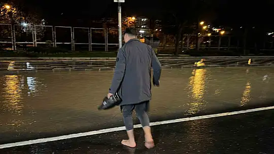 Elazığ'da sağanak yağışta yalın ayak yürüyüş