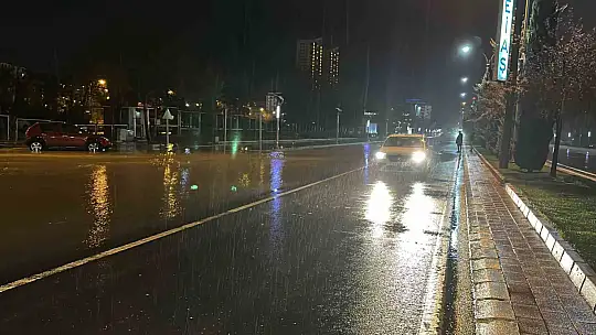 Elazığ'da sağanak yağışta yalın ayak yürüyüş